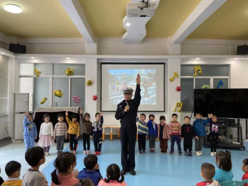 湛江霞山交警深入幼儿园上好寒假前一课