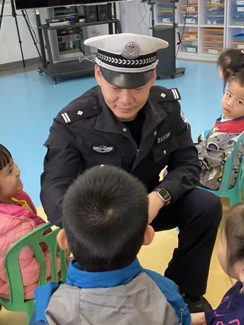 湛江霞山交警深入幼儿园上好寒假前一课