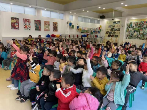 湛江霞山交警深入幼儿园上好寒假前一课