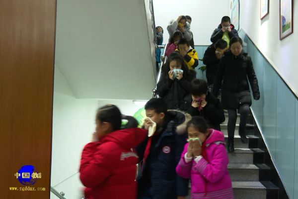 东四九条小学开展安全疏散演练增强自救自护能