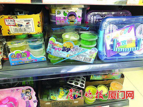 厦门部分学校边小店卖的玩具安全隐患大 部分还卖断货