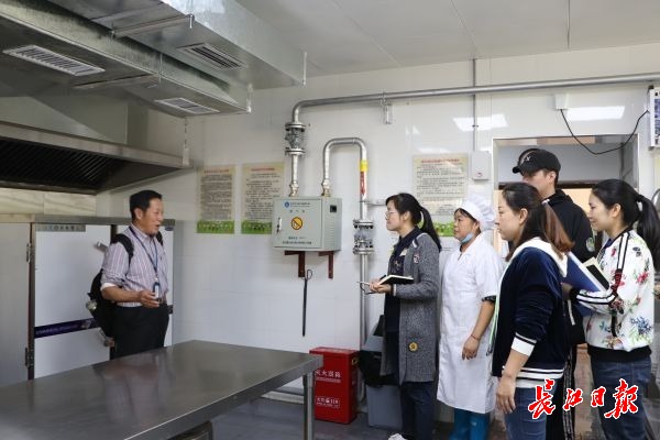安全专家进校园，抓治安抓消防一一“排雷”