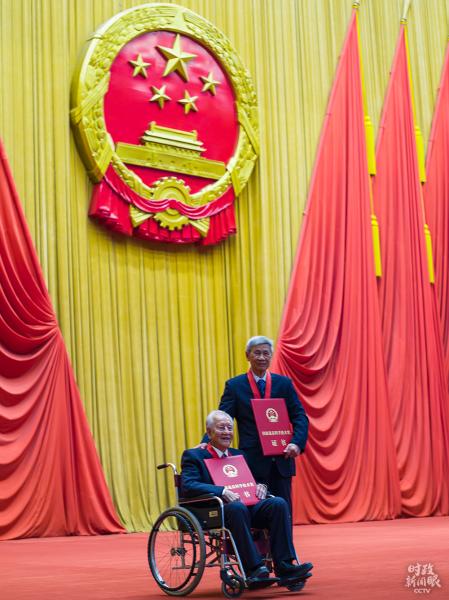 时政新闻眼丨我们该追怎样的星？习近平这样示